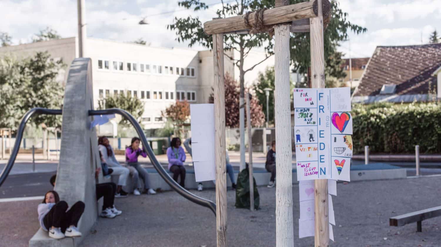 Von Jugendlichen gezeichnete Friedensbotschaften an einem Baum am Bertha-von-Suttner-Platz Graz