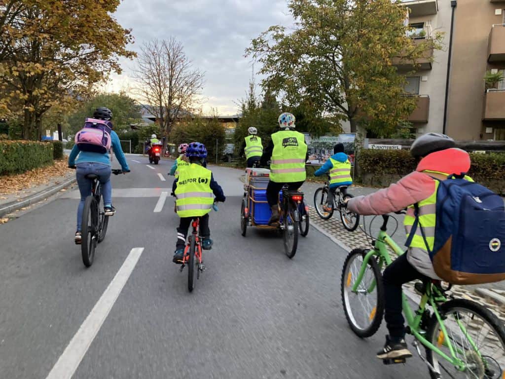 Schüler:innen der VS Jägergrund fahren mit dem Rad zur Schule