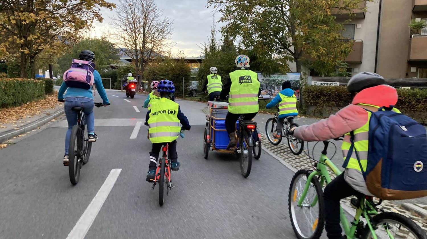 Kinder und Erwachsene, die in Graz mit dem BiciBus als Radkonvoi zur Schule fahren.