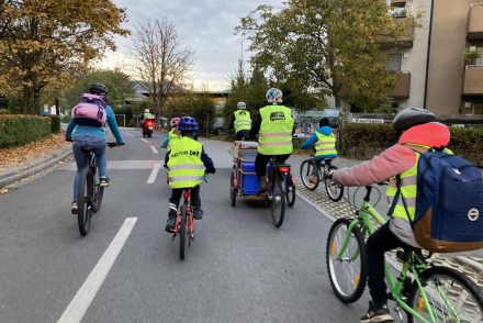 Kinder und Erwachsene, die in Graz mit dem BiciBus als Radkonvoi zur Schule fahren.