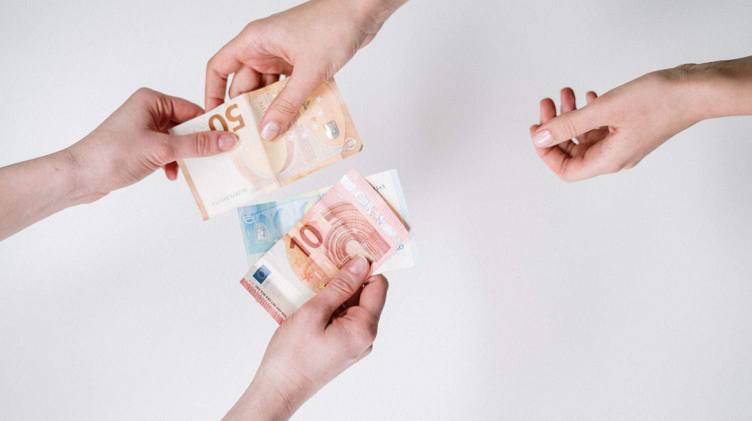 2 Paar Hände, die Euro-Scheine austauschen