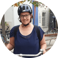 Porträtfoto Katja Hausleitner mit Radhelm