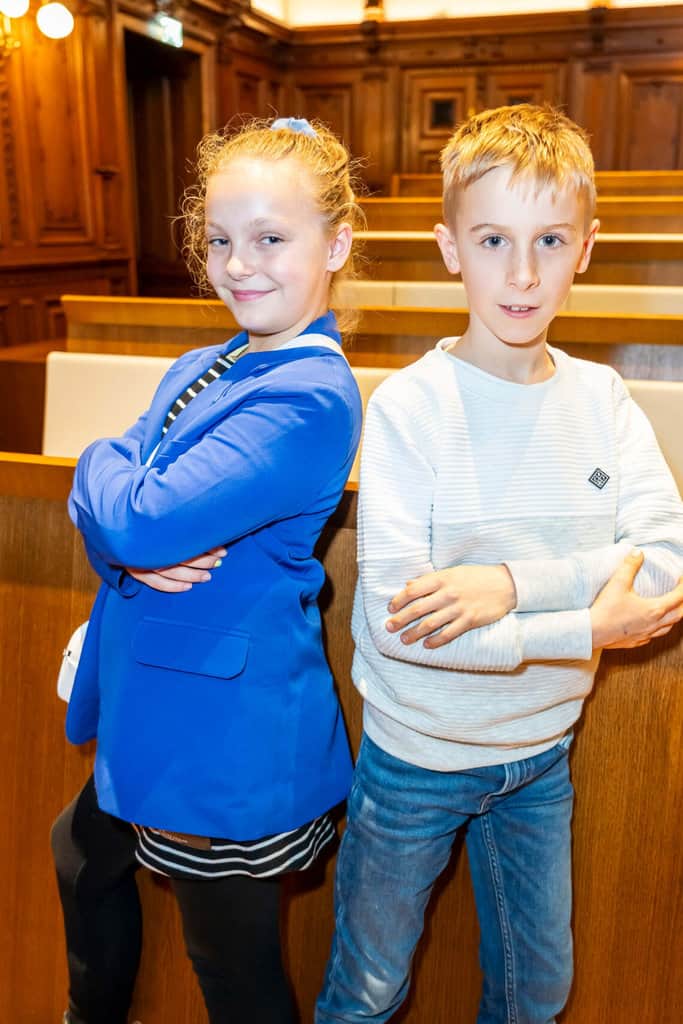 Grazer Kinderbürgermeisterin Fabienne und Kinderbürgermeister Fabian Rücken an Rücken