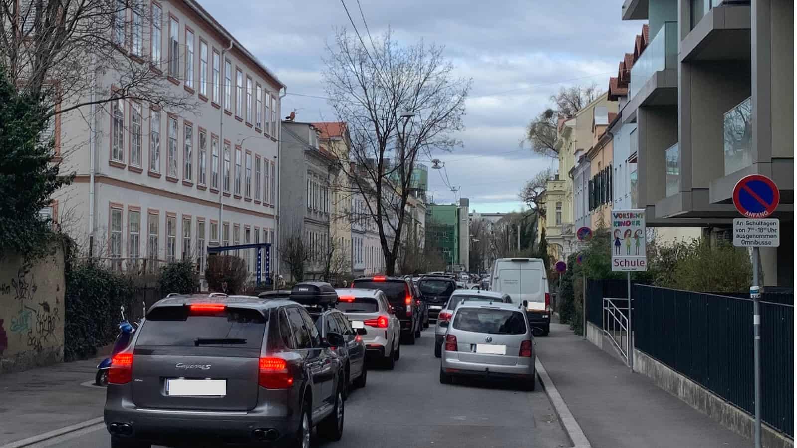 Parkende Autos vor einer Schule im Grazer Bezirk Geidorf