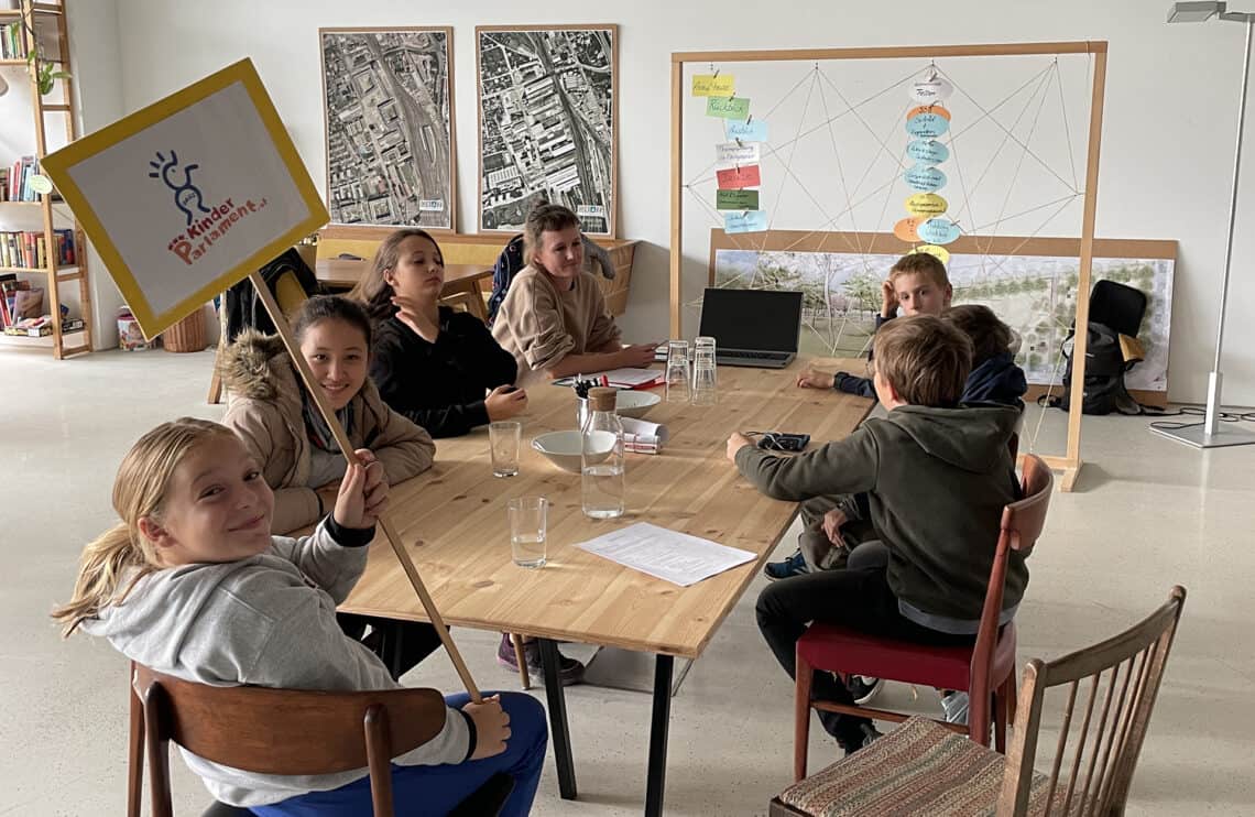 Das Grazer KinderParlament an einem Tisch im Stadtteilbüro SmartCity