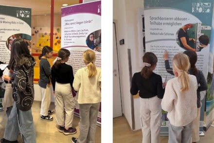 Eine Gruppe Kinder, die vor einem Rollup steht und den Text darauf liest.
